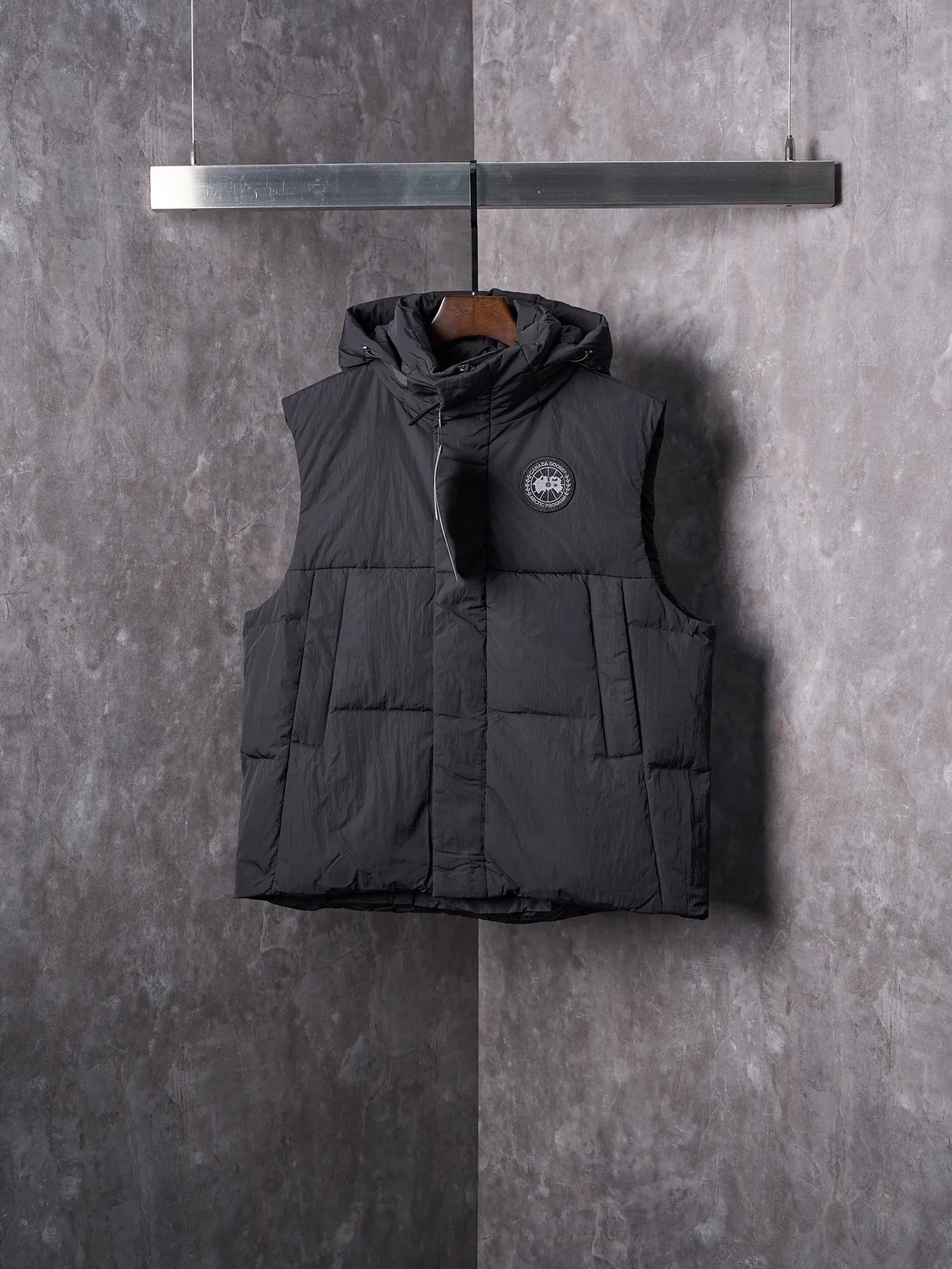 P760 Actual hanging auction] CANADA GOOSE/Canada Goose hooded down vest with logo and embroidery [Ready stock] S M L  The selection of high-quality protective nylon fabric not only enhances the wear resistance of the surface, but also takes into account wind resistance, ensuring excellent performance in various harsh weather conditions.  Three-dimensional quilting process: Precision thread reinforcement to prevent velvet drilling and ensure that the fluffy and resilient elasticity lasts as new.  The ribbon is woven with polyester as the base, and the brand letters are decorated on the ribbon through high-precision computer embroidery. The edges of the pattern are clear, the stitches are fine and even, and multiple layers of embroidery threads are stacked to enhance the three-dimensional effect.